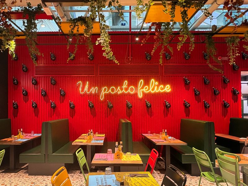 Wing Snob franchise restaurant interior